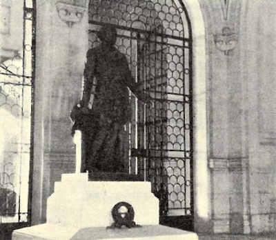 Est�tua de Jos� Est�v�o no �trio do Pal�cio de S. Bento