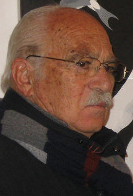 O autor diante de um dos seus quadros numa exposição colectiva de AveiroArte. - Clicar para ampliar.