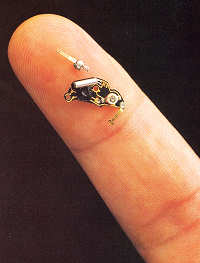 Quartzo minúsculo utilizado em relojoaria.